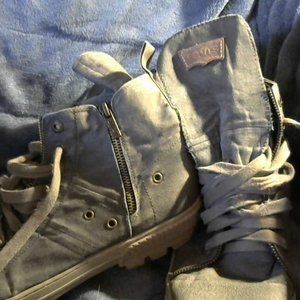 Levi canvas tennis shoes